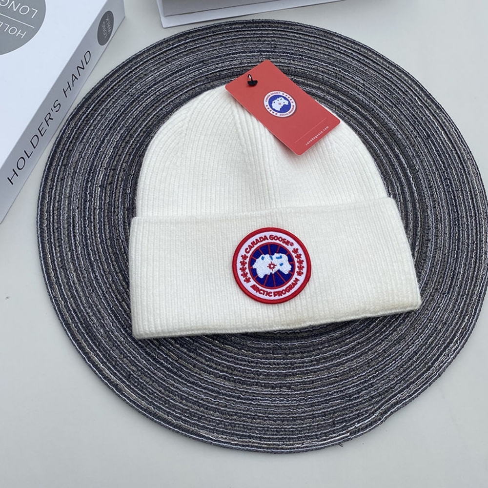 🎀🎉Canada Goose Ivory Ribbed Knit Beanie